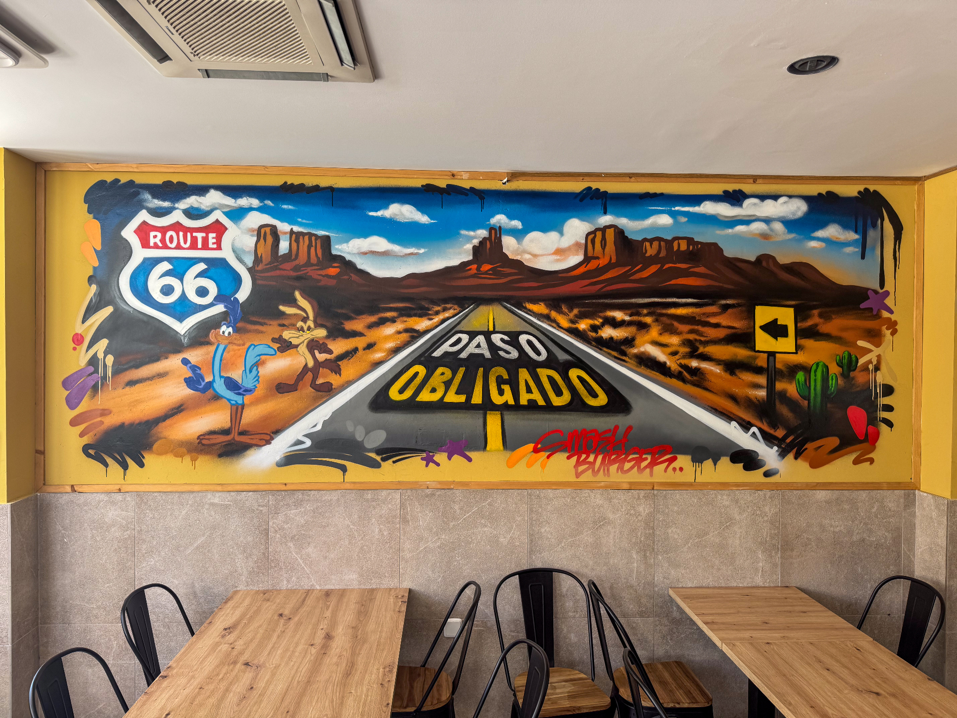 Interior de Paso Obligado en Alcúdia con estética urbana inspirada en Route 66.