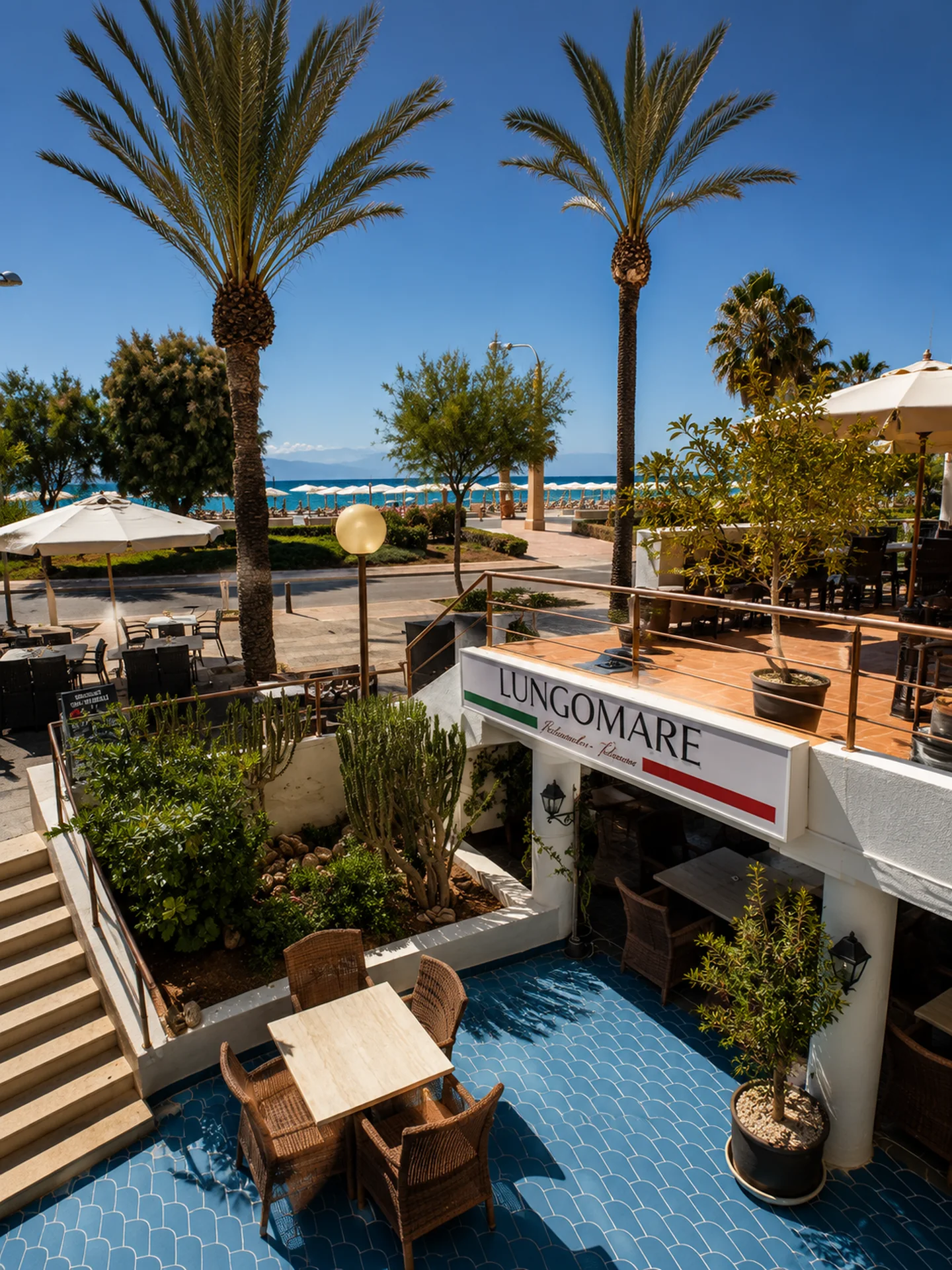 Terraza de Lungomare en Can Pastilla, con palmeras y el mar Mediterráneo al fondo.