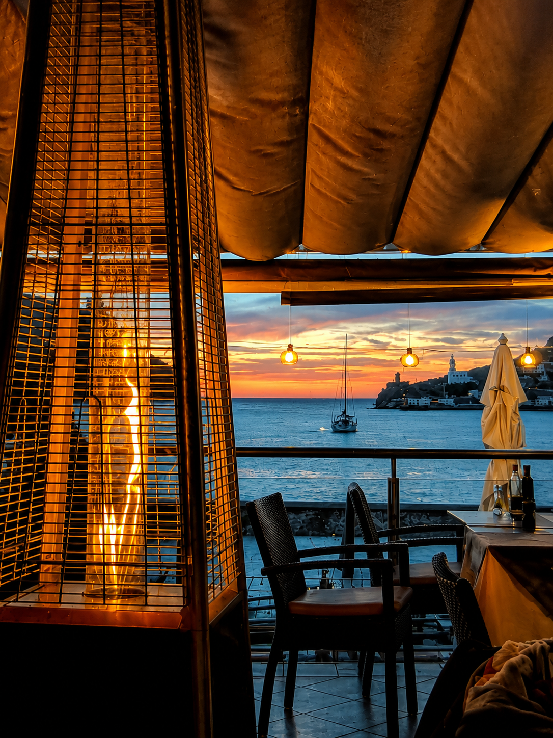 Terraza de Brisas del Mar al atardecer, con vistas al mar en el Port de Sóller.
